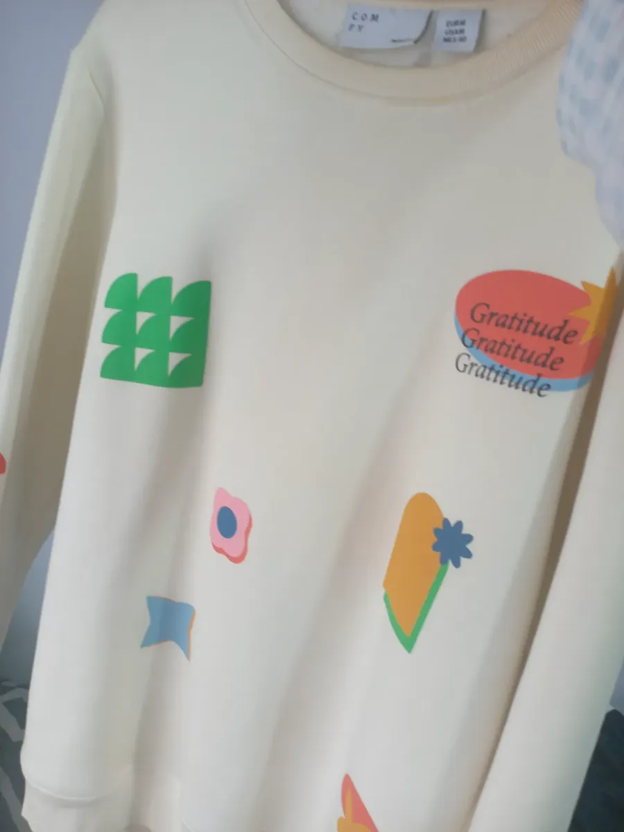 Sweat beige à motif coloré stylé – Jamais porté ✨