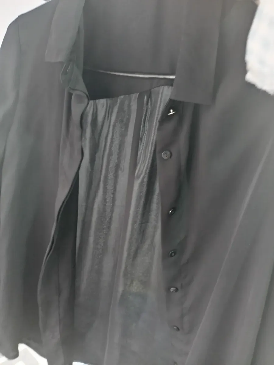Chemise H&M noir avec boutons noir.