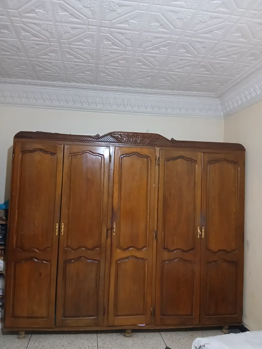 Armoire 5 portes en bois massif – Très bon état