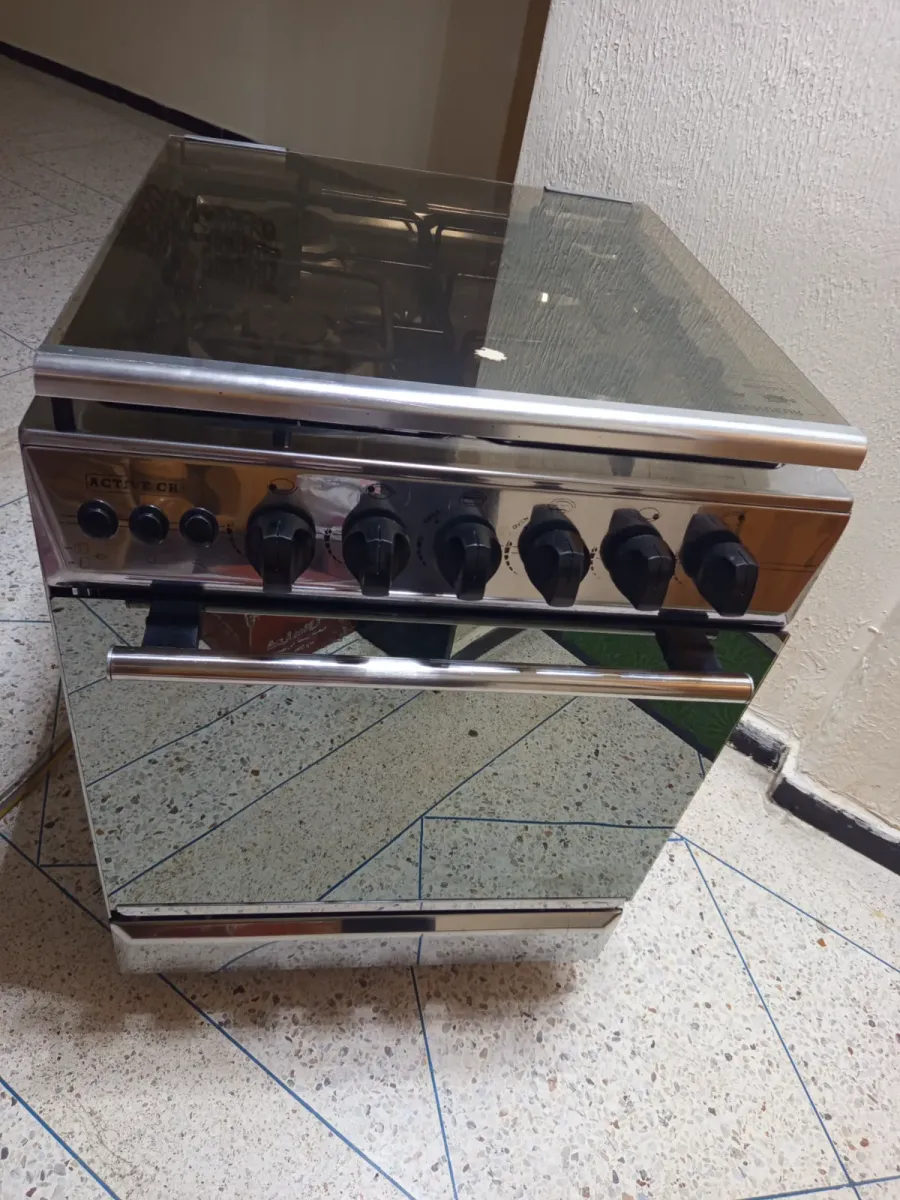كويزينيير Active Chef شبه جديدة للبيع  كويزينيير Active Chef بحالة ممتازة، استعملت مدة قصيرة فقط ومحافظة عليها مزيان.  - 4 شعلات - فرن غازي - إشعال كهربائي بالـprise، يعني ما كتحتاجيش للبريكي تشعلها - شواية دوارة للدجاج (Tournebroche) - فرفارة داخل الفرن 