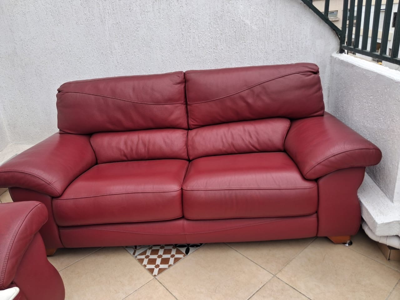 Canapé en cuir rouge très bon état – confortable et élégant
