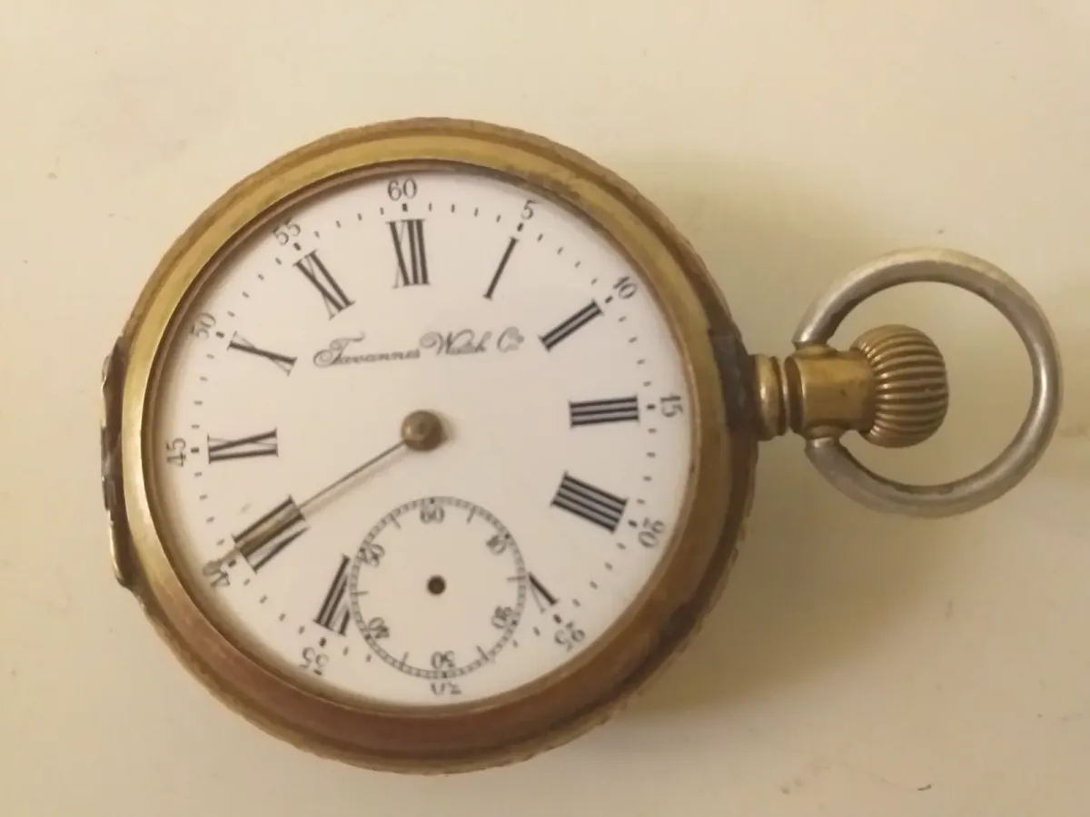 أكيد. هذا إعلان جاهز للنشر: 🕰️ ساعة جيب قديمة Tavannes Watch Co. – Diana للبيع للبيع ساعة جيب سويسرية قديمة Tavannes Watch Co. – Diana، بتصميم كلاسيكي وزخرفة على الغطاء، وآلية ميكانيكية يدوية. 🇨🇭 الصنع: سويسرا الماركة: Tavannes Watch Co. الاسم: Diana