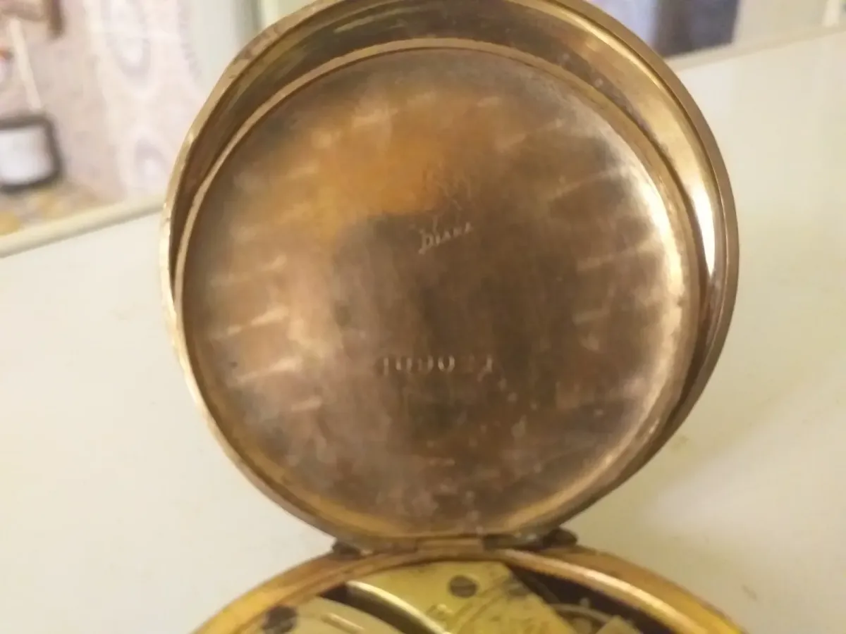 أكيد. هذا إعلان جاهز للنشر: 🕰️ ساعة جيب قديمة Tavannes Watch Co. – Diana للبيع للبيع ساعة جيب سويسرية قديمة Tavannes Watch Co. – Diana، بتصميم كلاسيكي وزخرفة على الغطاء، وآلية ميكانيكية يدوية. 🇨🇭 الصنع: سويسرا الماركة: Tavannes Watch Co. الاسم: Diana 3