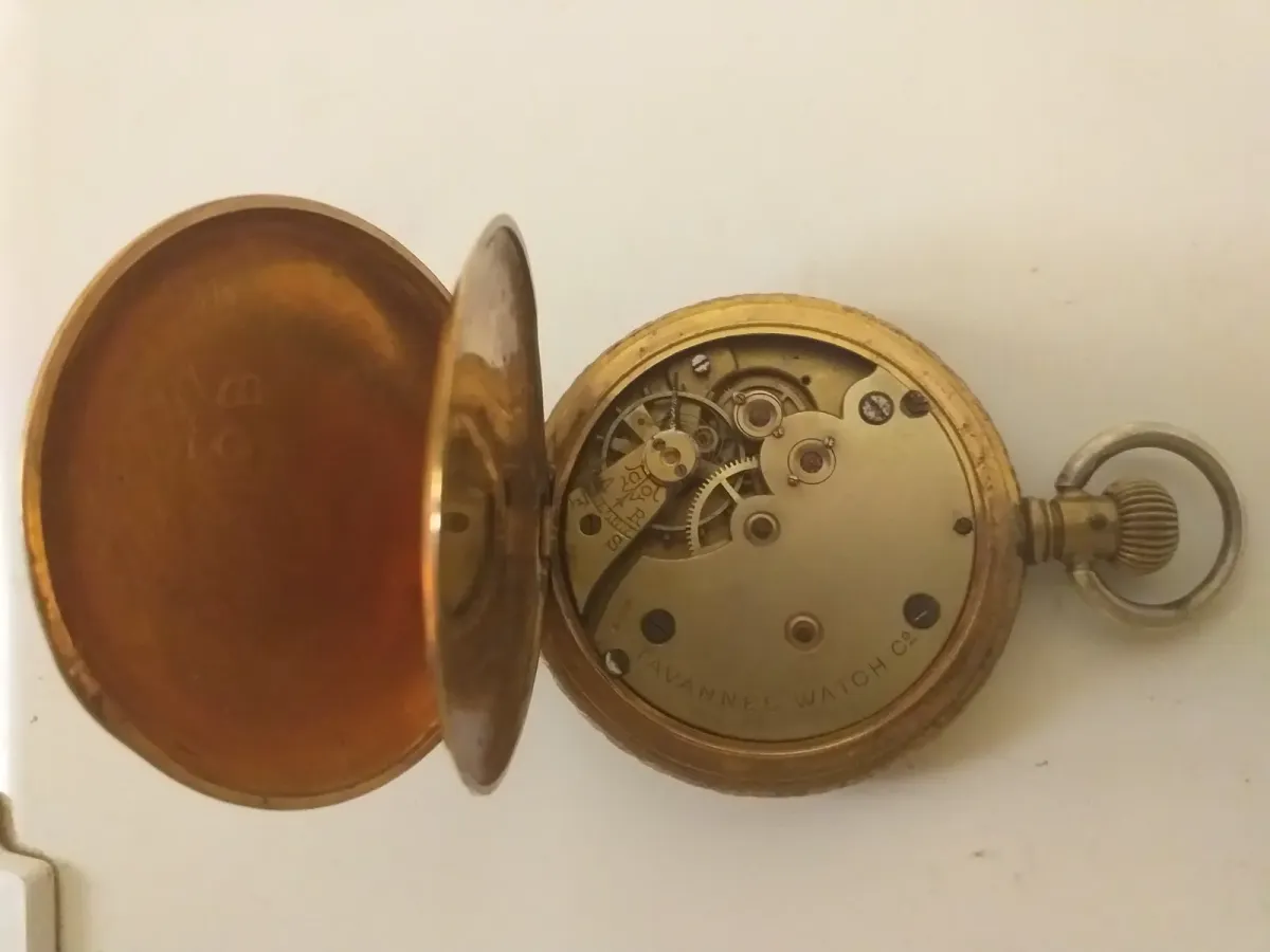 أكيد. هذا إعلان جاهز للنشر: 🕰️ ساعة جيب قديمة Tavannes Watch Co. – Diana للبيع للبيع ساعة جيب سويسرية قديمة Tavannes Watch Co. – Diana، بتصميم كلاسيكي وزخرفة على الغطاء، وآلية ميكانيكية يدوية. 🇨🇭 الصنع: سويسرا الماركة: Tavannes Watch Co. الاسم: Diana 4