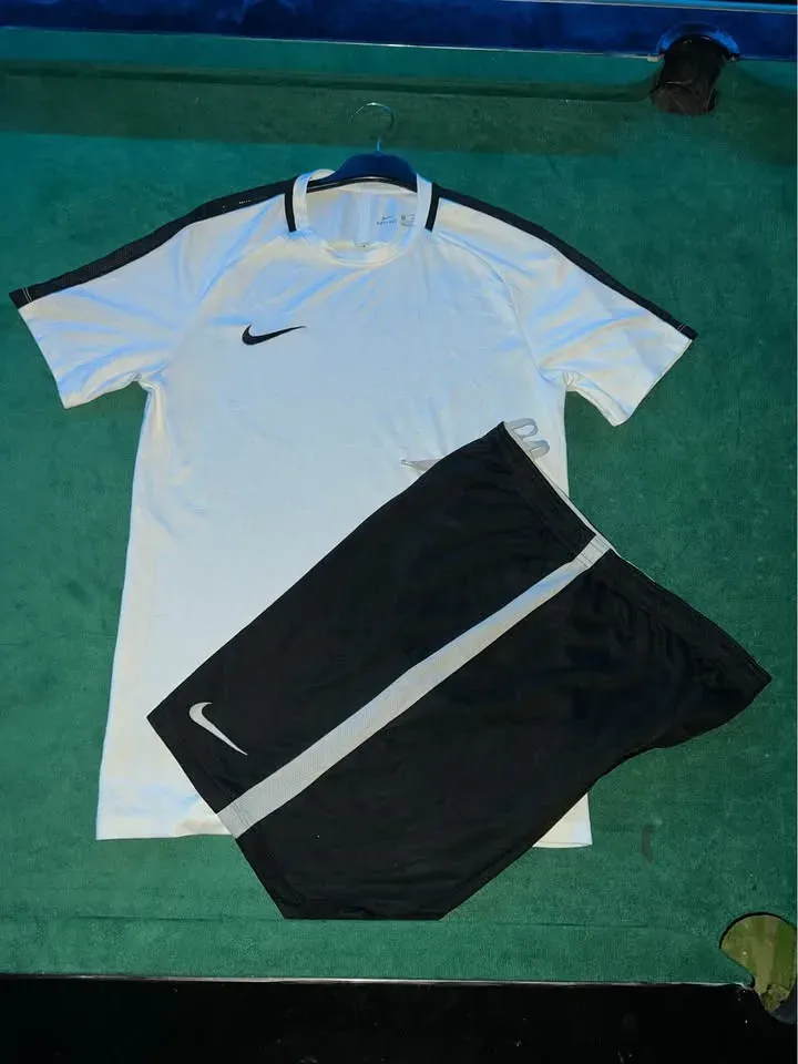 **Ensemble Nike T-shirt + Short – Taille M** À vendre : ensemble Nike composé d’un t-shirt blanc et d’un short noir, idéal pour le sport ou un look décontracté. 👕🩳 • Marque : Nike • Taille : M • Couleur : Blanc & Noir • État : Très bon état • Ensemble c
