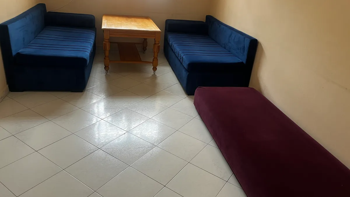 🛋️ أثاث مستعمل للبيع – 800 DH  للبيع مجموعة أثاث مستعملة، الحالة باينة فالصور.  💰 الثمن: 1000 درهم للكل 📍 البيع كما هو موضح فالصور. 🚚 النقل على حساب المشتري.  اللي مهتم يتواصل معايا فالخاص.