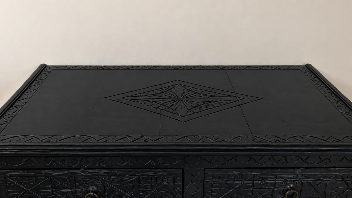 ✨ Magnifique placard en bois sculpté, de style marocain traditionnel, avec de très beaux motifs artisanaux. 4