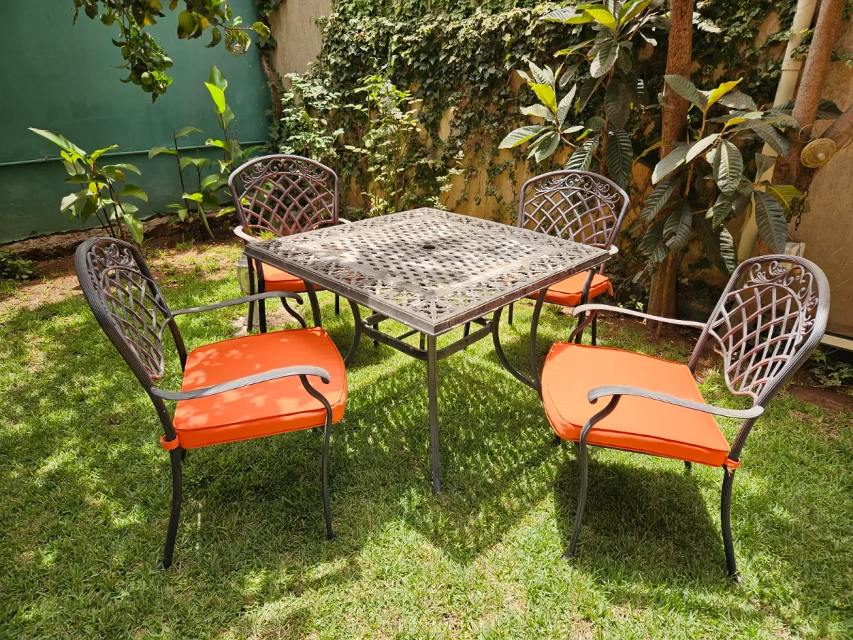 Table jardin avec 4 chaises métalliques 