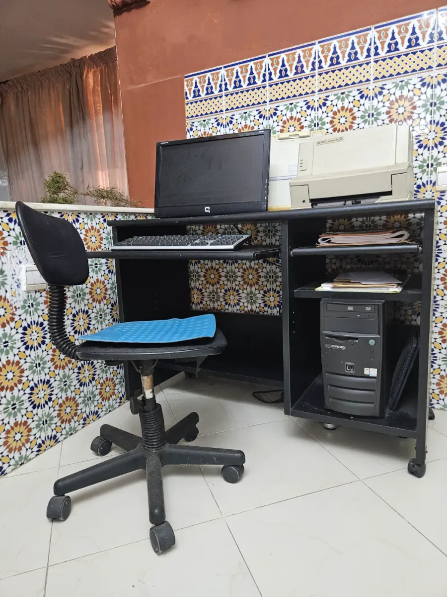 Vend bureau ordinateur avec fauteuil.