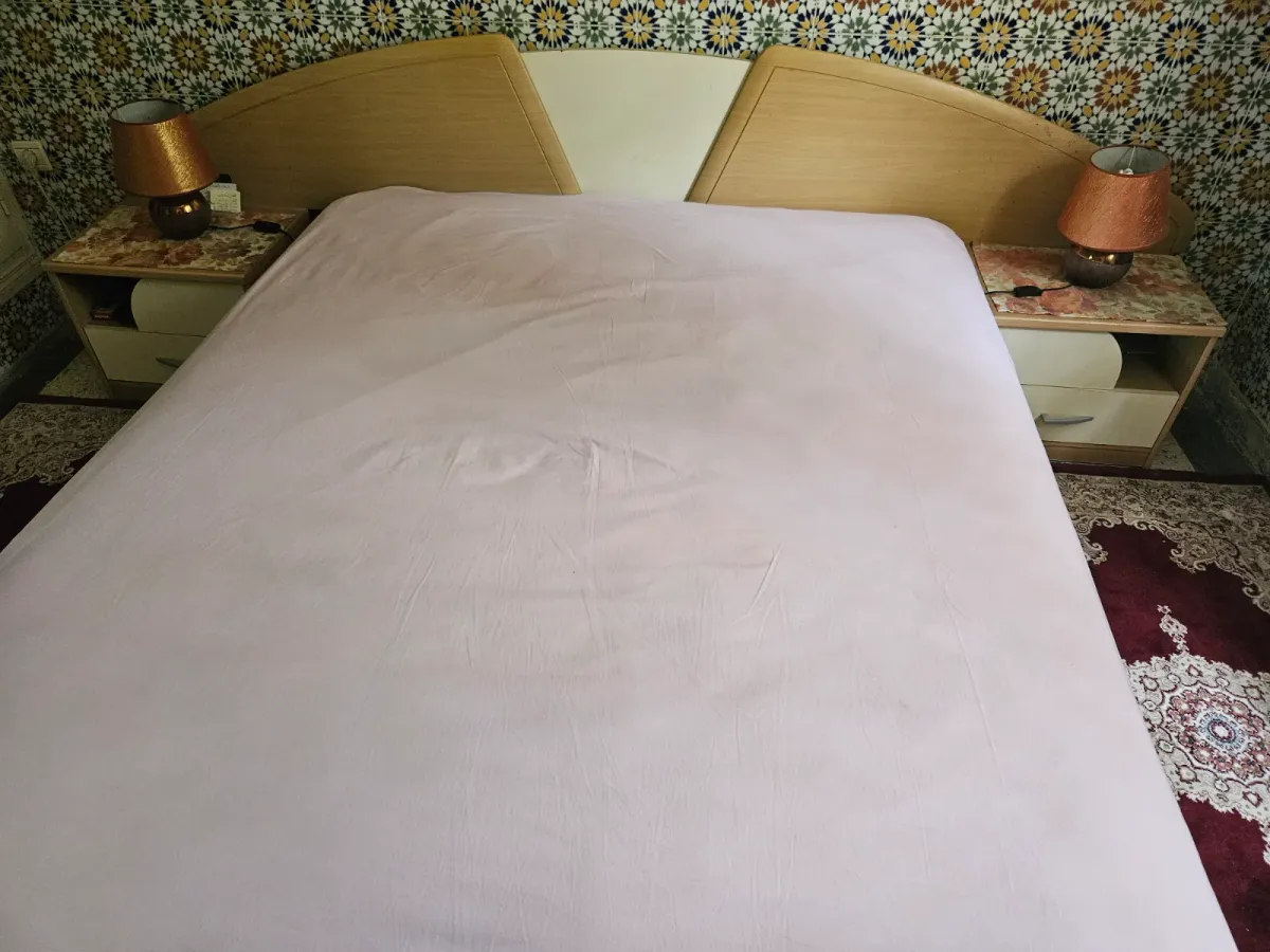 Pour raison de déménagement, vend chambre à  coucher comprenant lit, 2 chevets et grande armoire, le tout en bon état. 