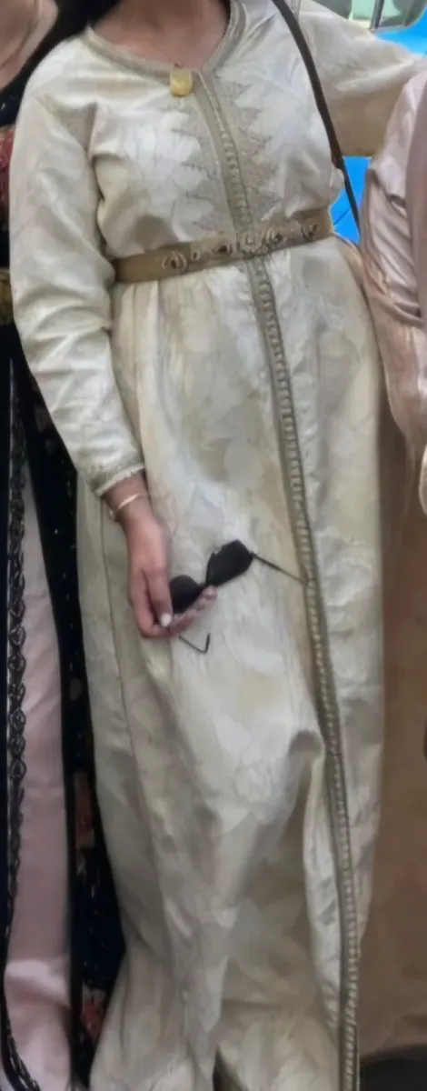 Caftan brocard beige avec des fils dorés