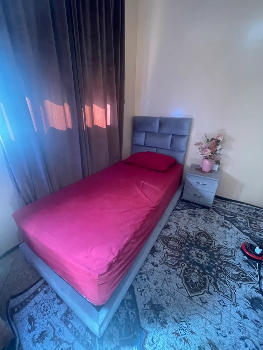 • Chambre à coucher 1 place – Lit en velours et Matelas Médical • Ensemble lit complet + Matelas Médical confort supérieur