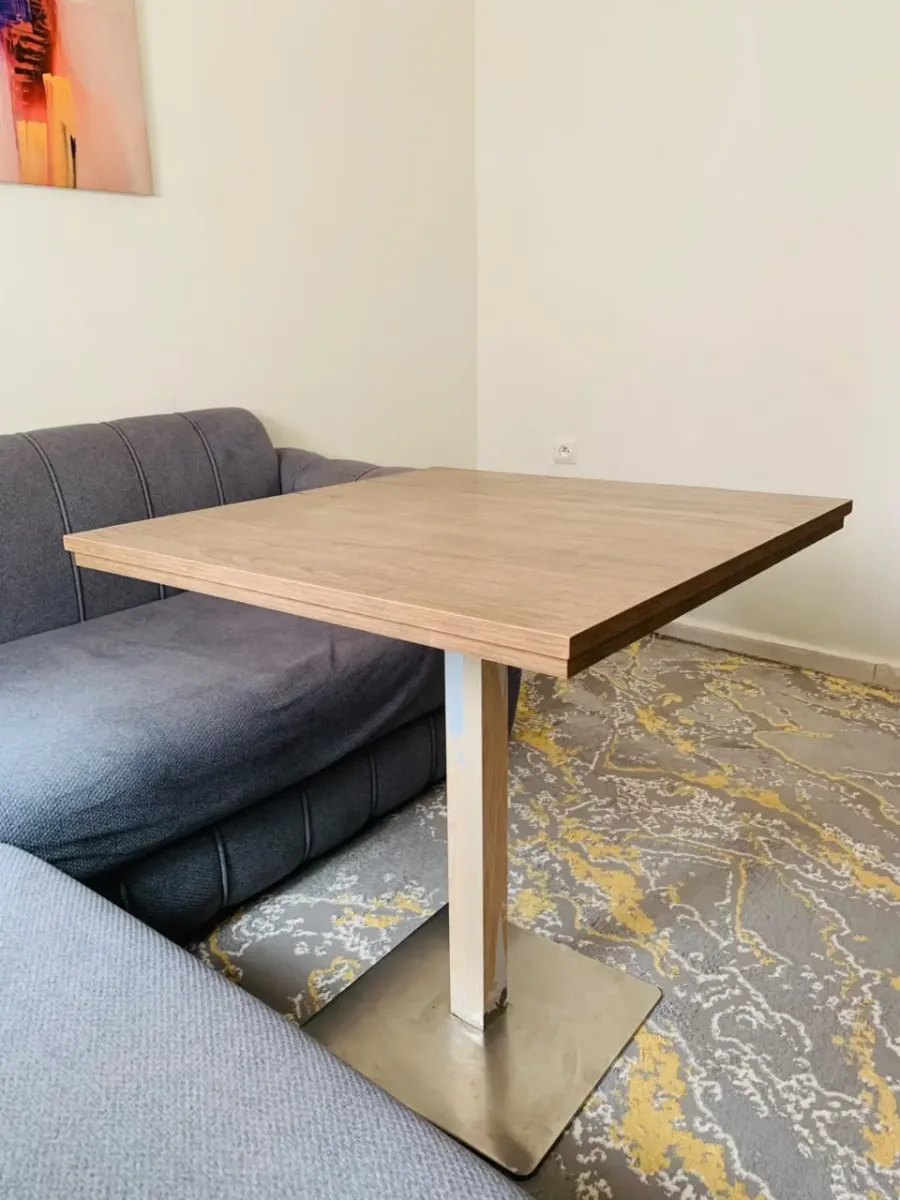 Table à manger moderne – Bon état