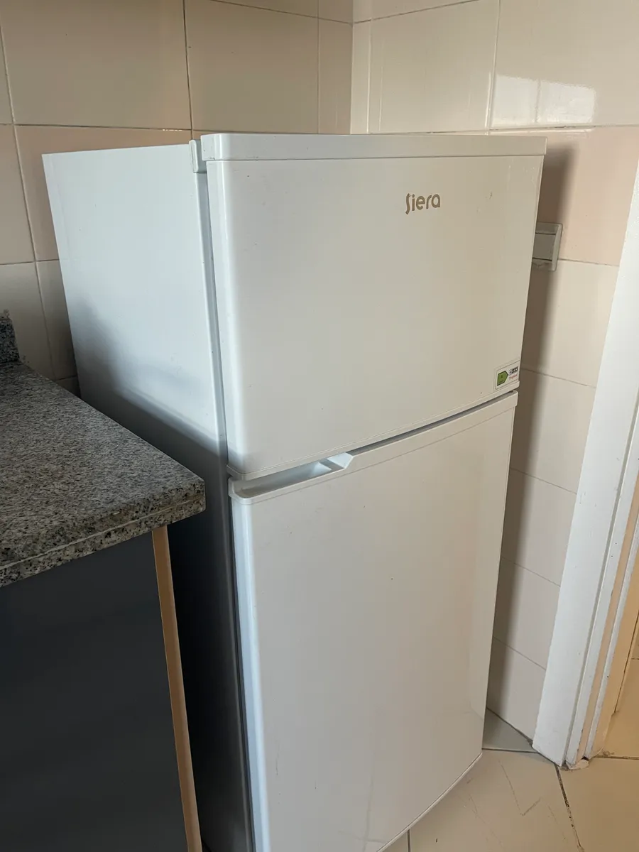 A vendre réfrigérateur, aspirateur, rideau et chauffage