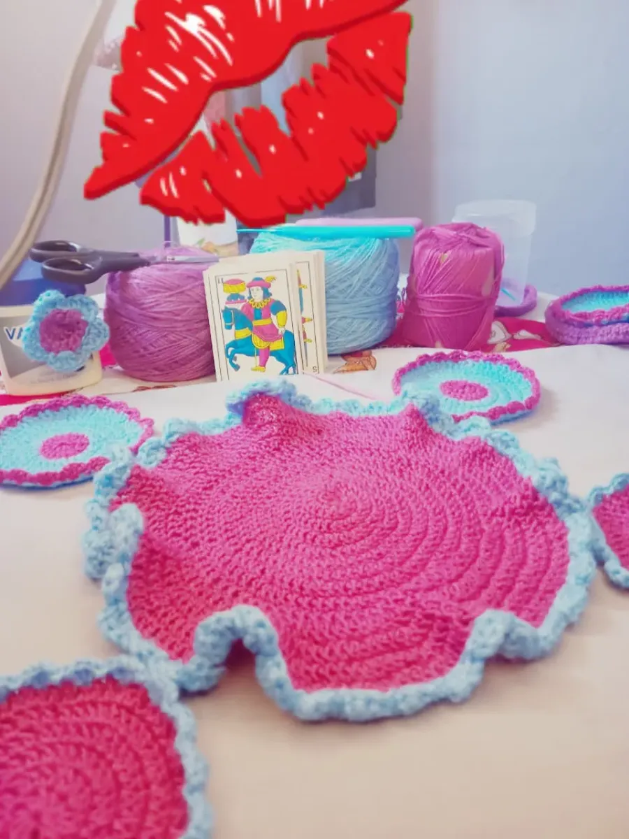 🧶💗 طقم كروشيه يدوي للبيع 🩵 ✨ مفرش طاولة صغير ✨ 4 مفارش للأكواب ✨ ألوان وردي وأزرق سماوي متناسقة ✨ مصنوع يدويًا بحب 🥰 💰 الثمن: 150 درهم 📩 المهتمة تراسلني على الخاص.